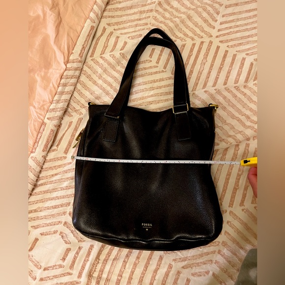 Fossil. Leather black shoulder bag with gold zipper extension detail. Black. - Picture 1 of 8